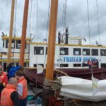 Boten leggen aan rondom Frysian Queen voor de lunch