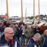 Deelnemers wachten in spanning af welk team aan welke boot wordt gekoppeld