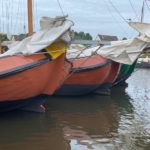 Skûtsjes liggen klaar in de haven