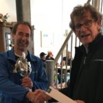 Peter Bocken van Slimstock Retail (links) ontvangt wisselbokaal van wedstrijdleider Bram Maasdam